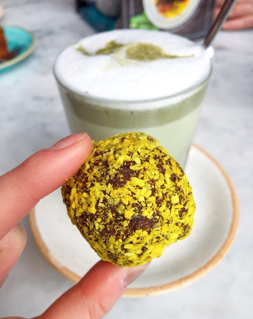 Bliss ball and matcha latte at Urban Foodie Hamburg 