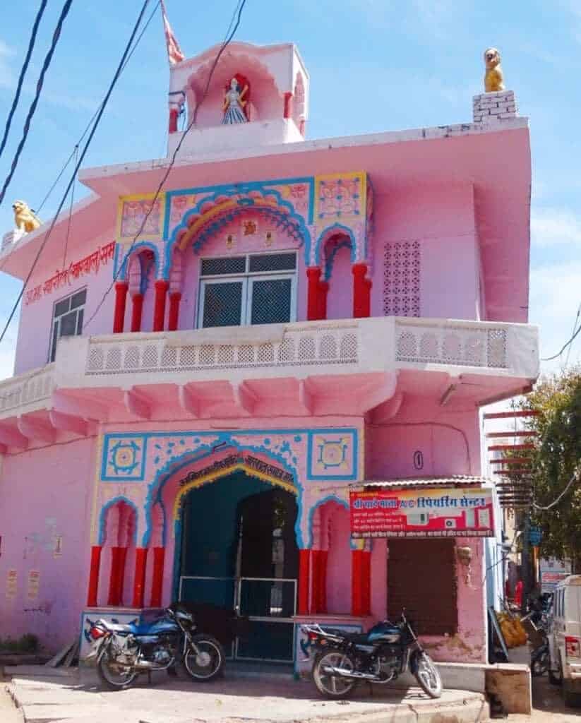 Pink building and motorbikes in Pushkar