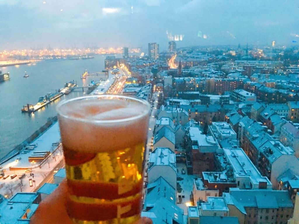 Beer with panoramic Hamburg view at Skyline bar 20up