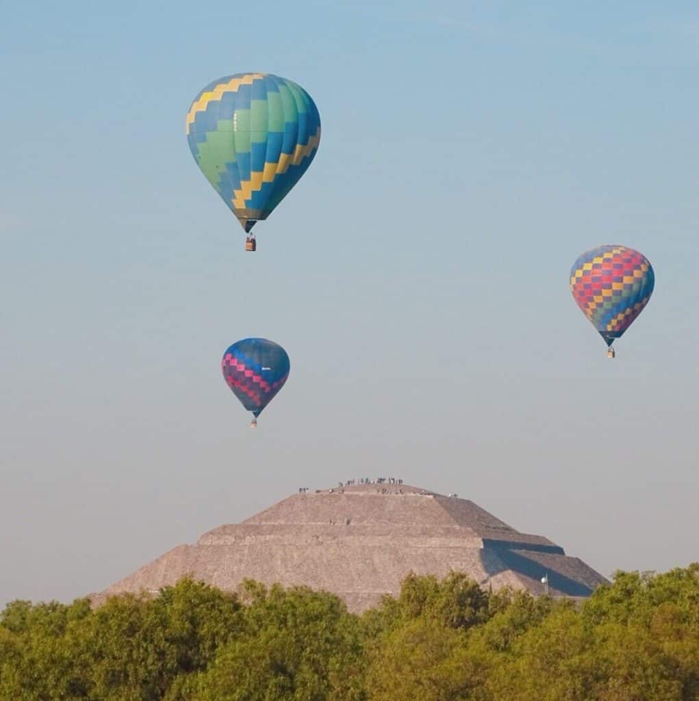 Teotihuacán Pyramids and hot air balloons 