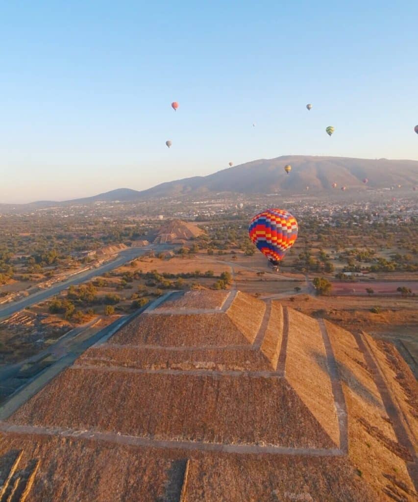 Hot air balloon above Teotihuacán Pyramids 