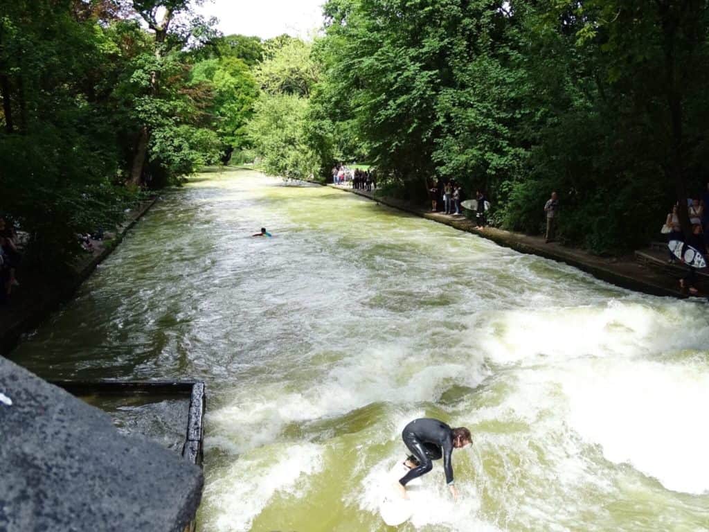 Surfers at Englischer Garten river 