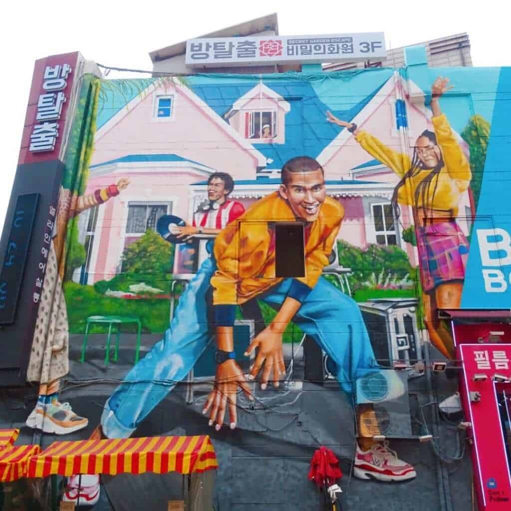 Farverig gadekunst Hongdae Seoul