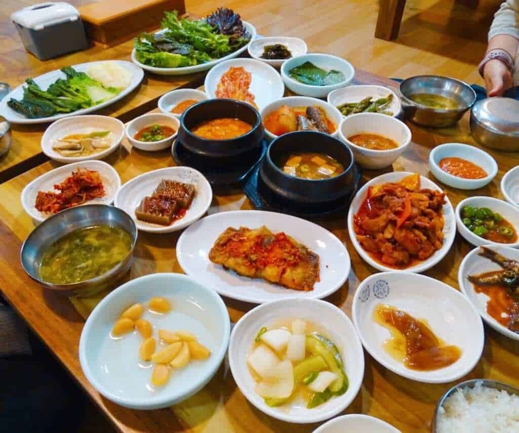 Distribución de la comida coreana en Gyeongju Corea del Sur