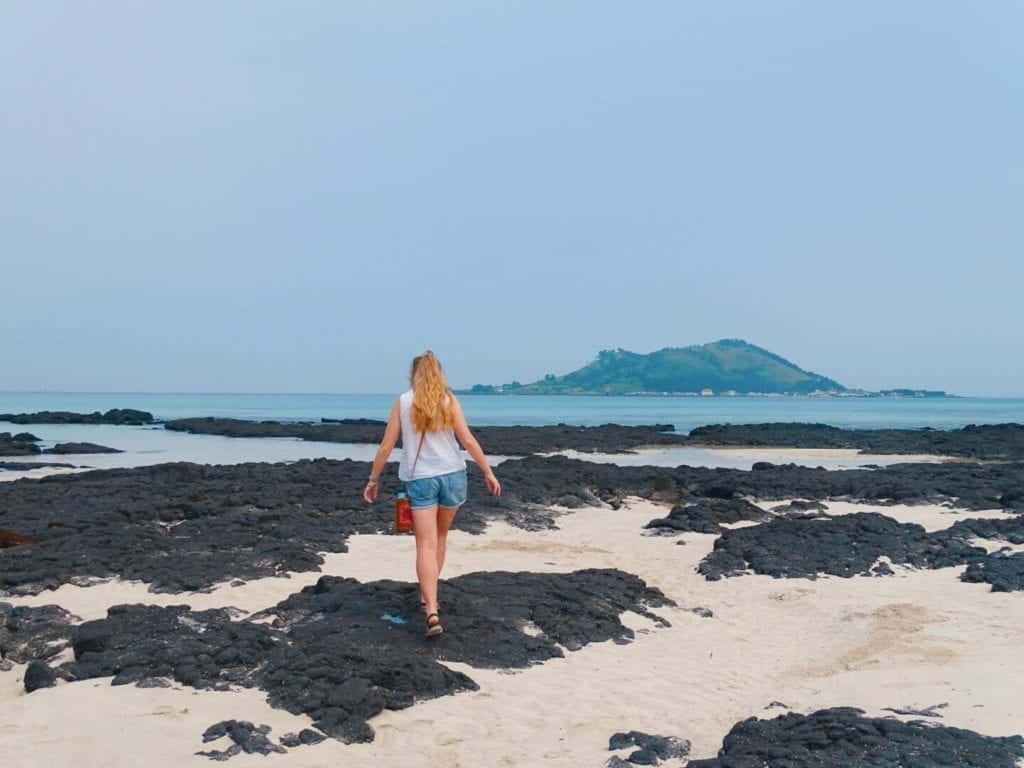 Schwarzer Sandstrand auf der Insel Jeju in Südkorea