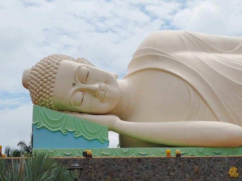 white buddha statue