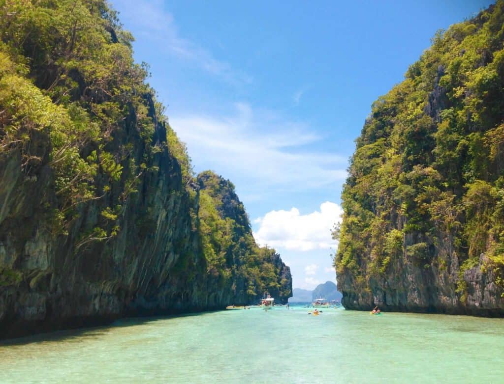 Giant cliffs El Nido 