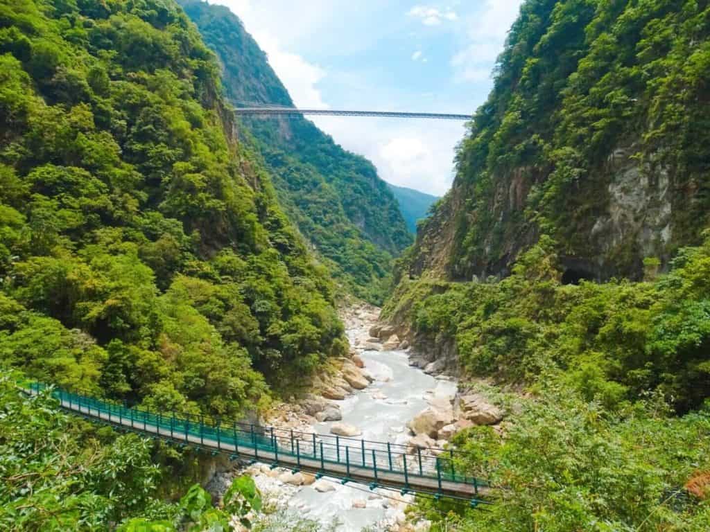 Hanging bridge Taroko Gorge itinerary