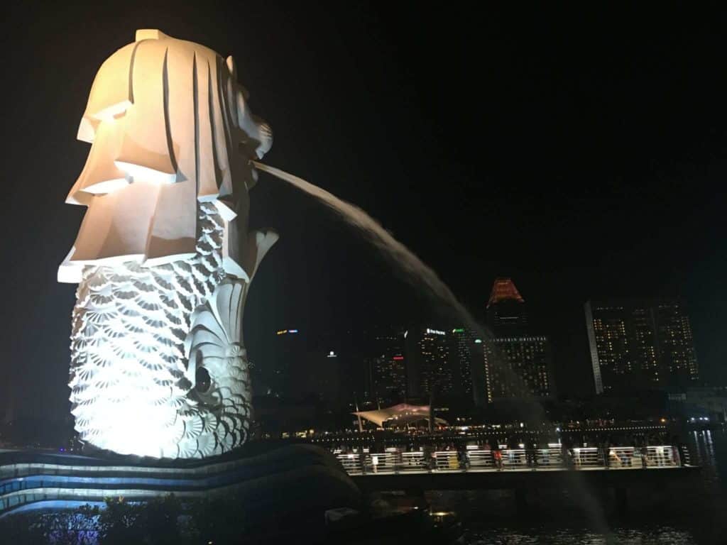 Merlion at night 