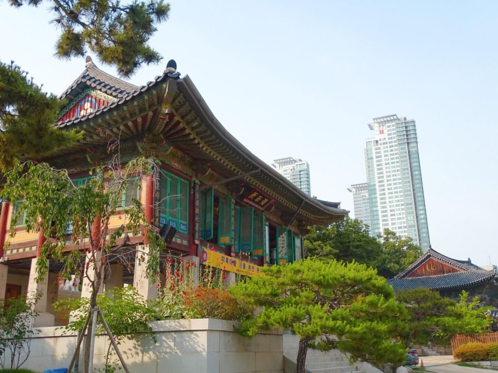 Temple and skyscrapers seoul itinerary