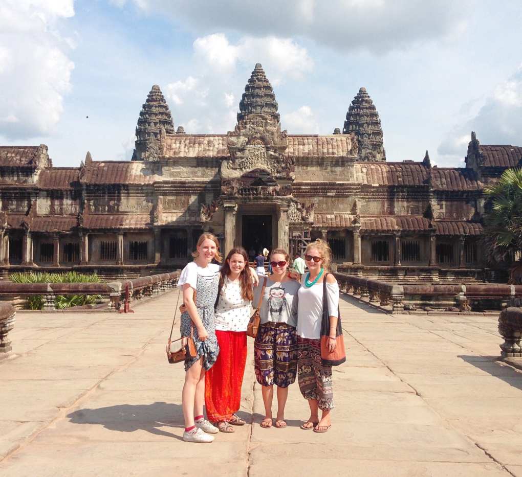 make friends solo travel cambodia