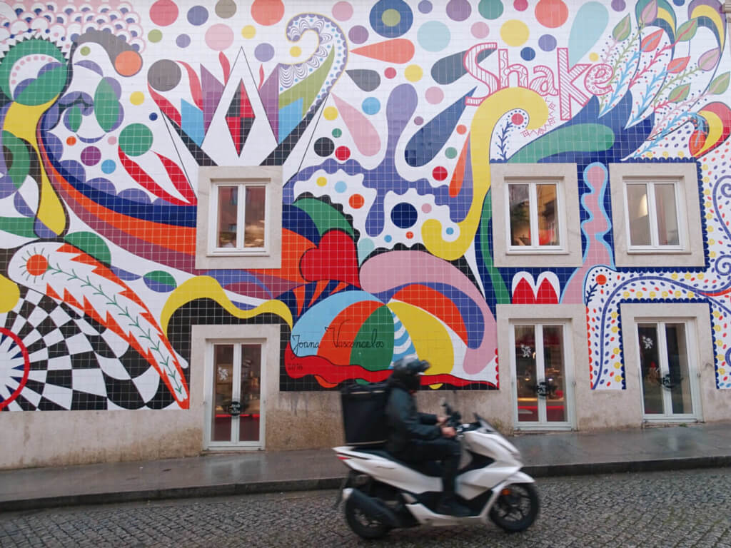 Shake wall porto street art