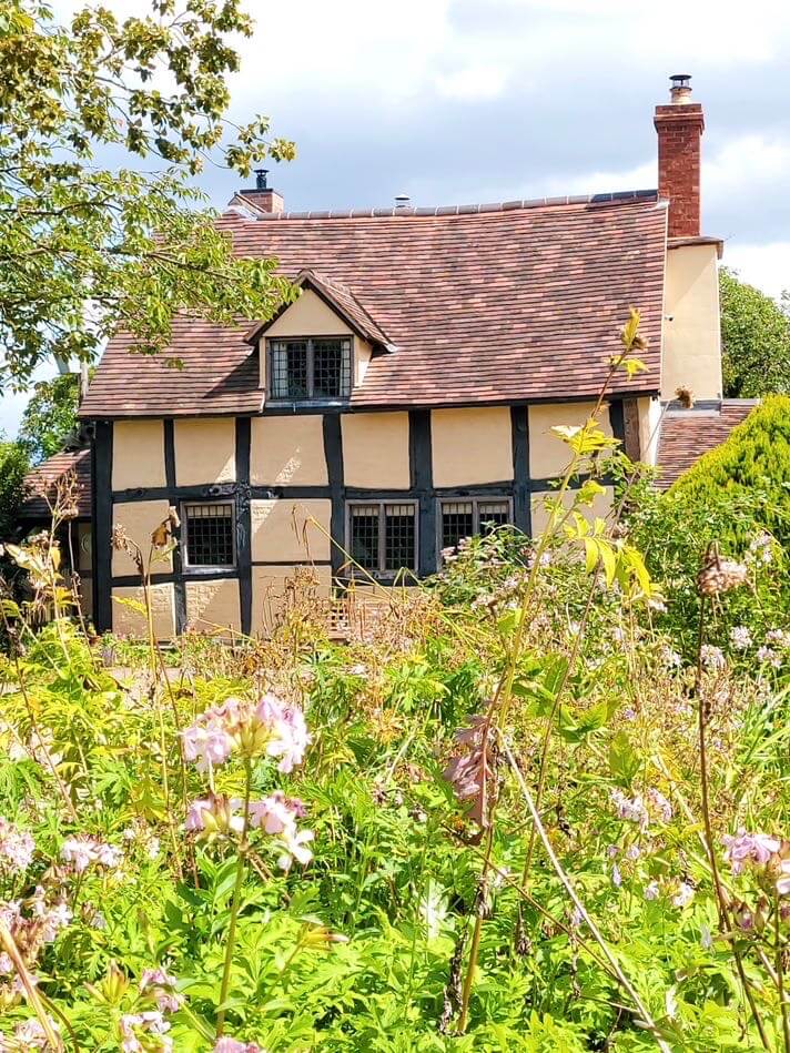 Tudor house sit